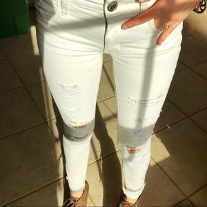American Eagle white distressed skinny jeans!